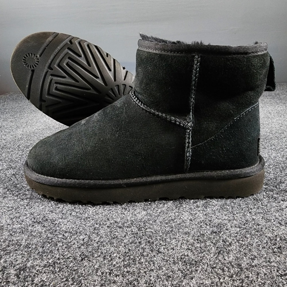UGG Classic Mini II Boots Womens 8 Black Suede Sheepskin Lined 1016222